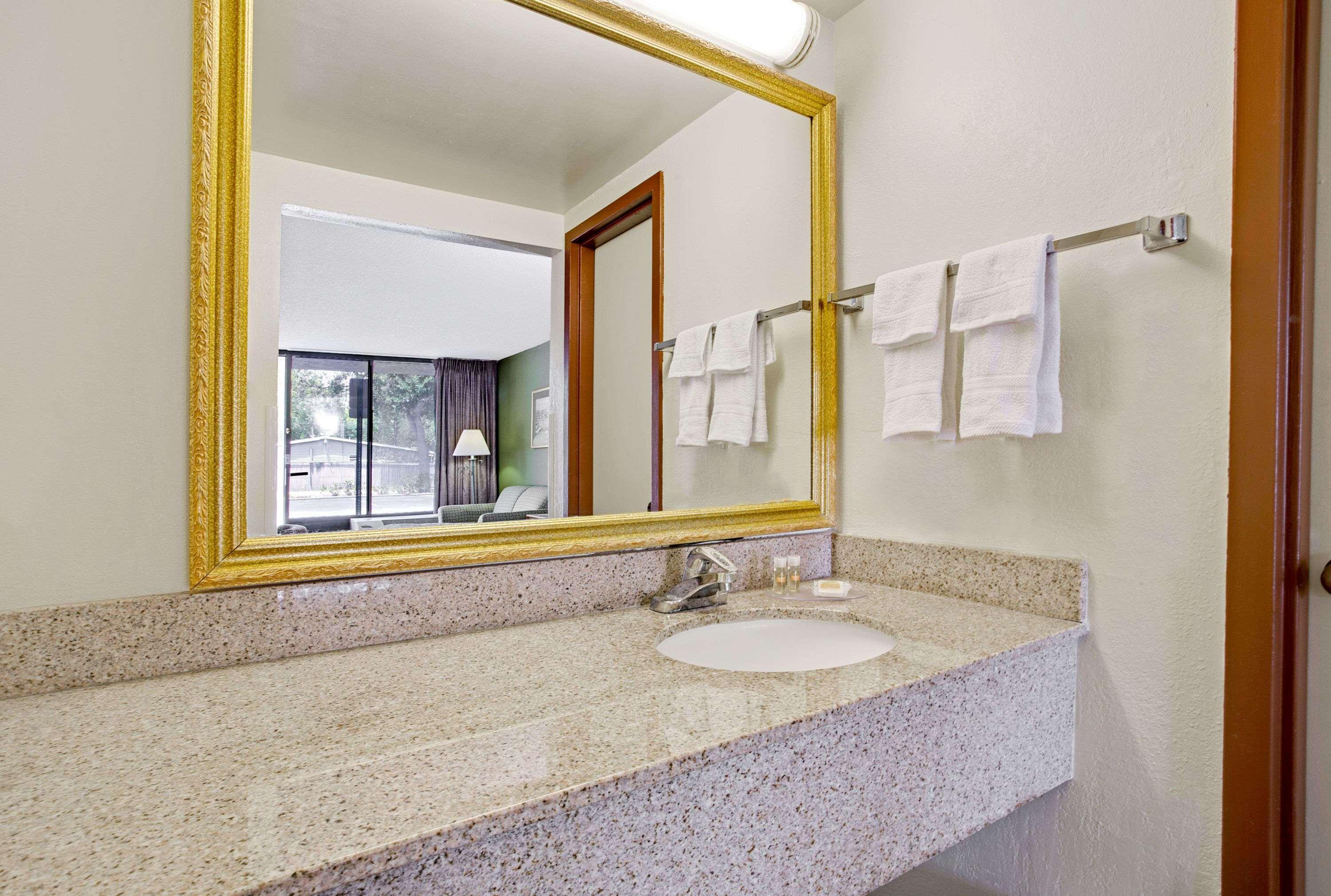 Days Inn By Wyndham Bradenton - Near The Gulf Bagian luar foto