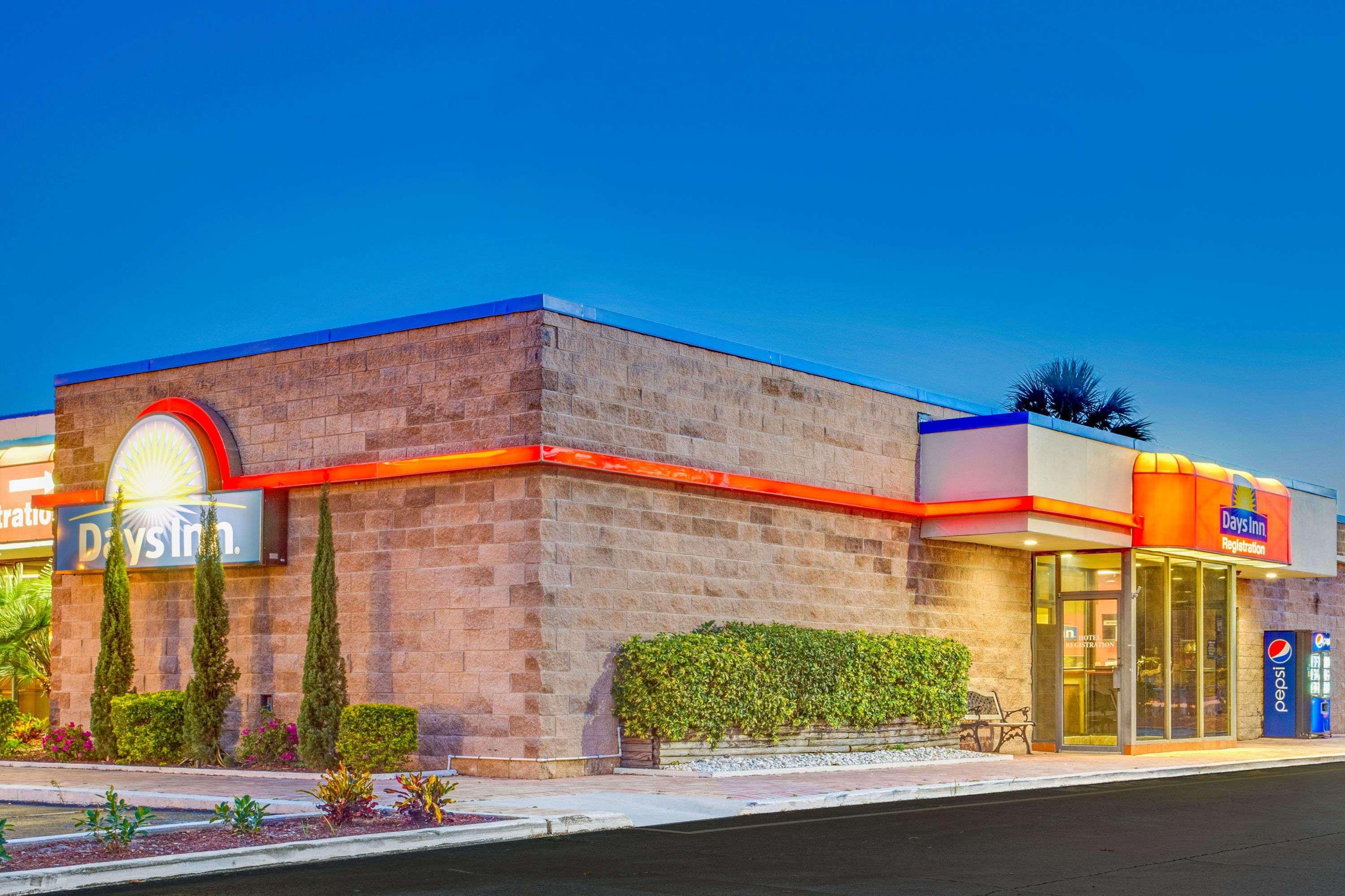 Days Inn By Wyndham Bradenton - Near The Gulf Bagian luar foto