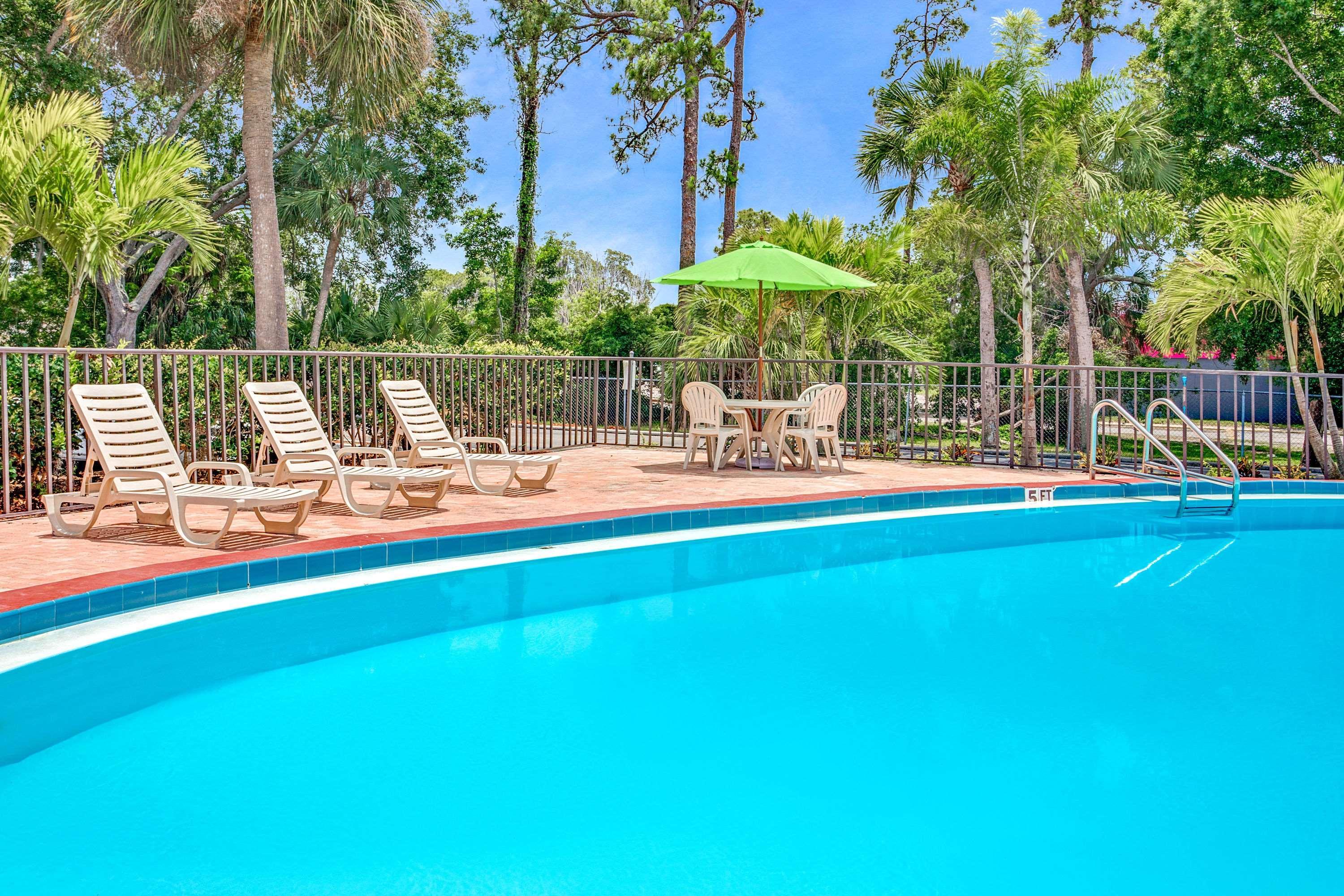 Days Inn By Wyndham Bradenton - Near The Gulf Bagian luar foto