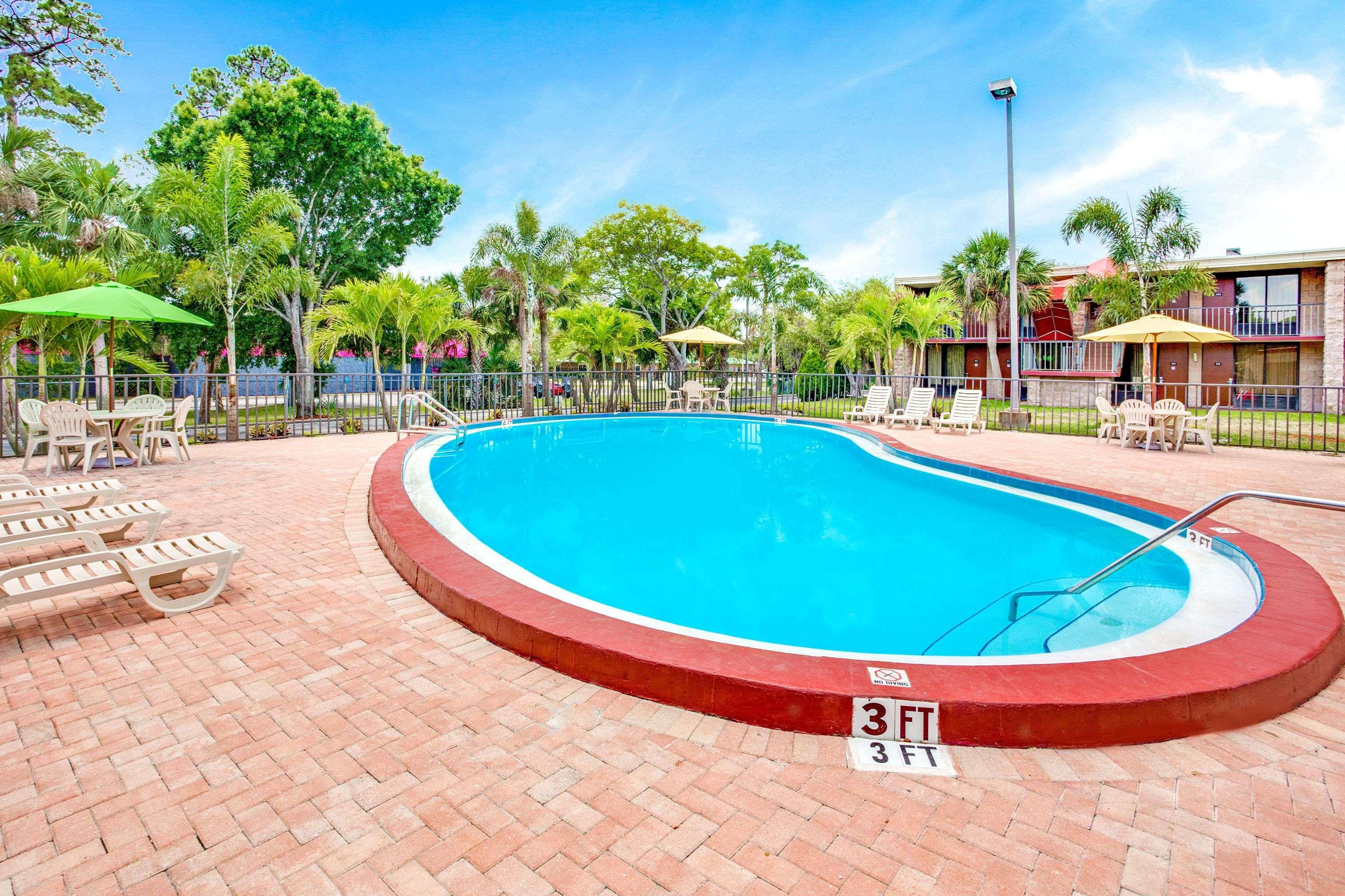 Days Inn By Wyndham Bradenton - Near The Gulf Bagian luar foto