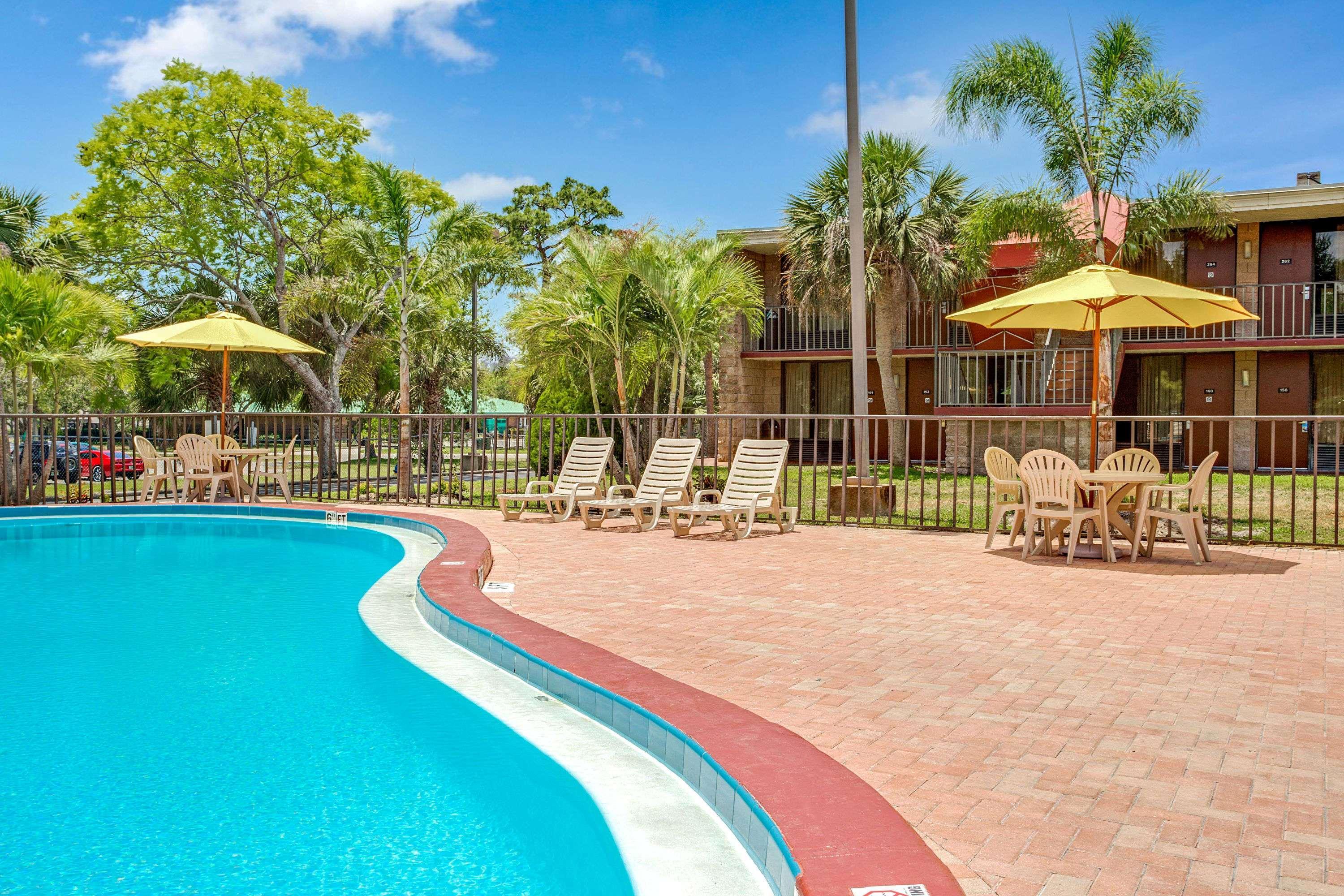 Days Inn By Wyndham Bradenton - Near The Gulf Bagian luar foto