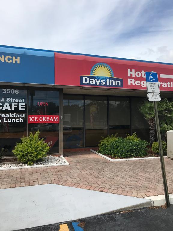 Days Inn By Wyndham Bradenton - Near The Gulf Bagian luar foto