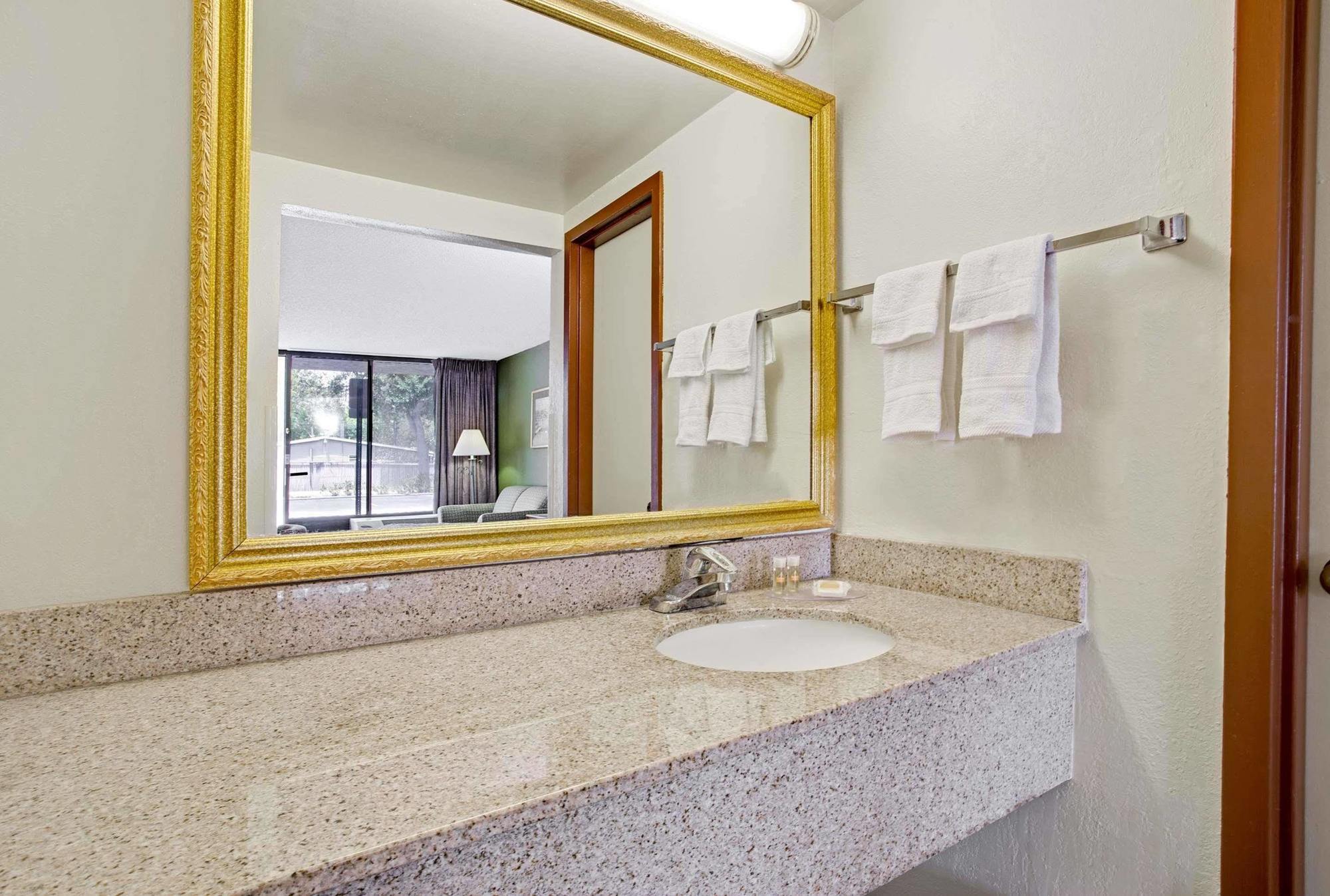 Days Inn By Wyndham Bradenton - Near The Gulf Bagian luar foto