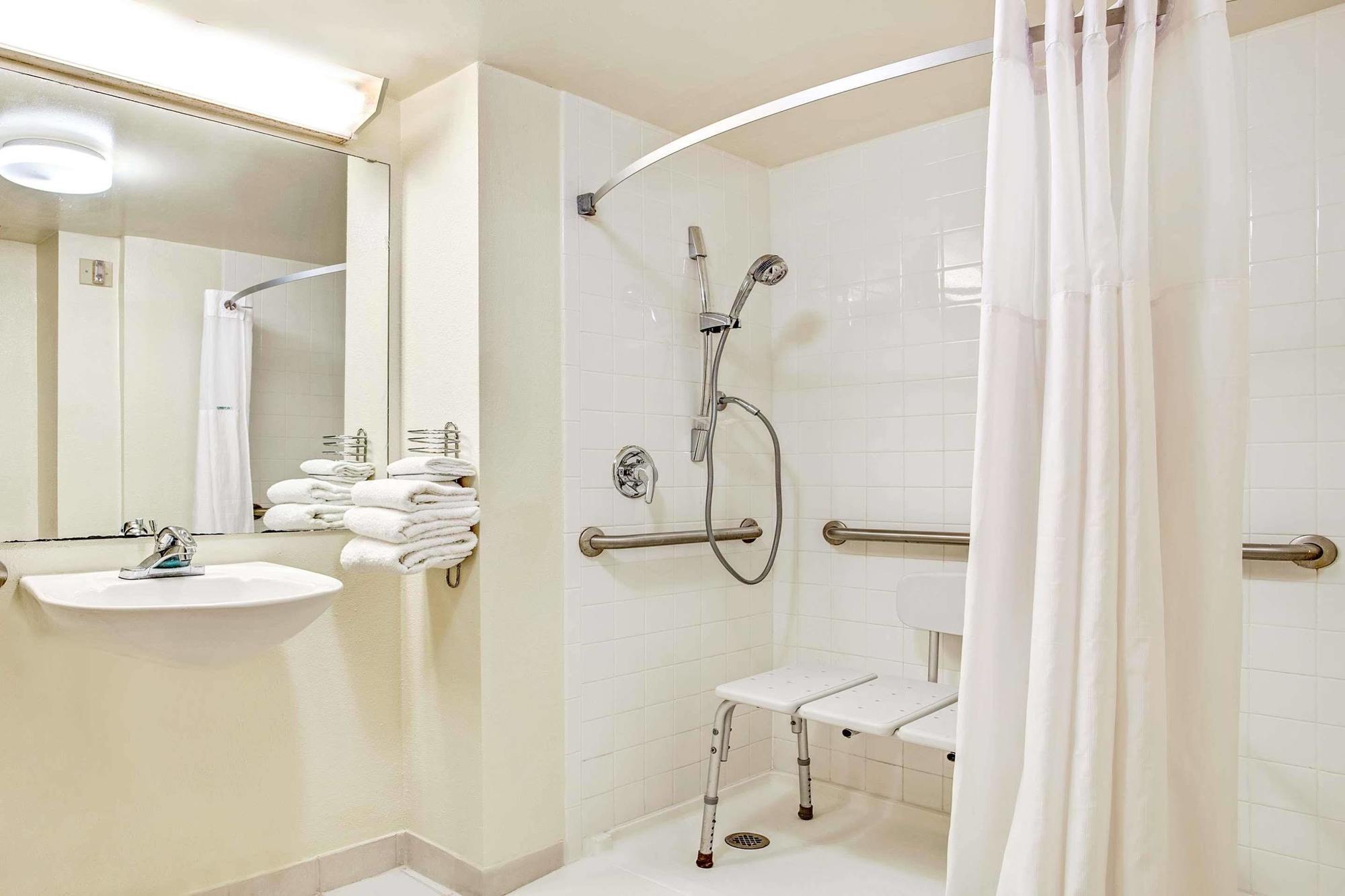 Days Inn By Wyndham Bradenton - Near The Gulf Bagian luar foto